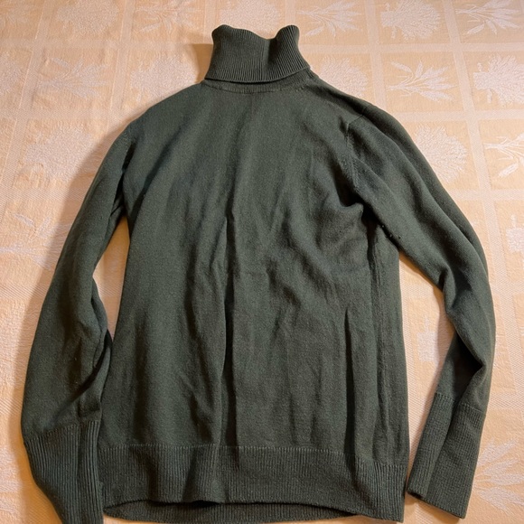 Women’s Banana Republic Dark Olive Green Turtleneck Sweater - Picture 1 of 2